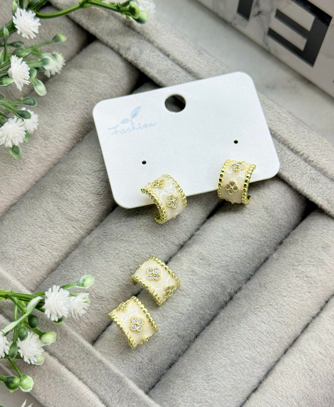 گوشواره میخی طرح ونکلیف (Van Cleef) مدل لولهای نگیندار