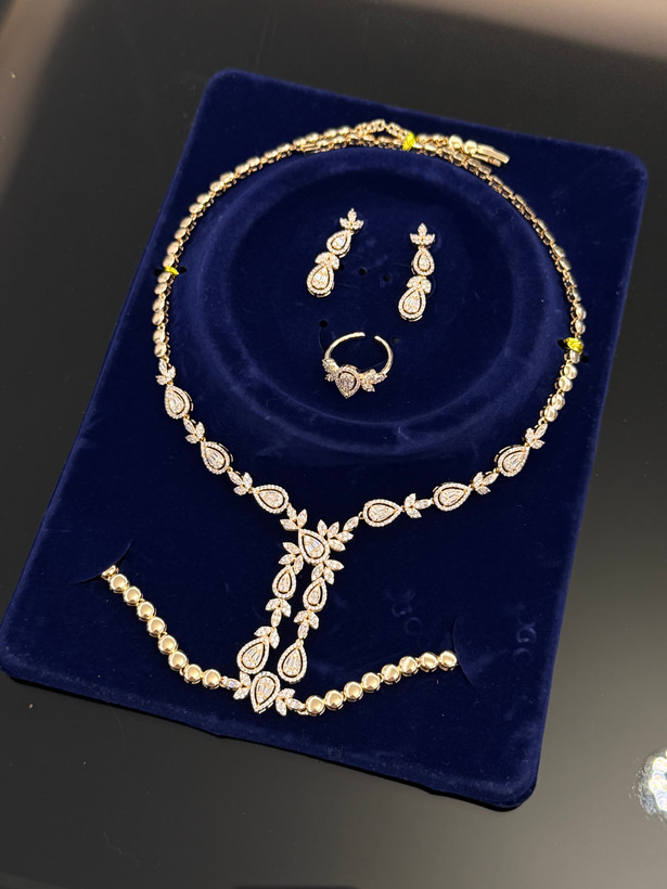 سرویس زنانه طرح طلا (گردنبند، گوشواره، دستبند وانگشتر) کد ۰۲۴۰