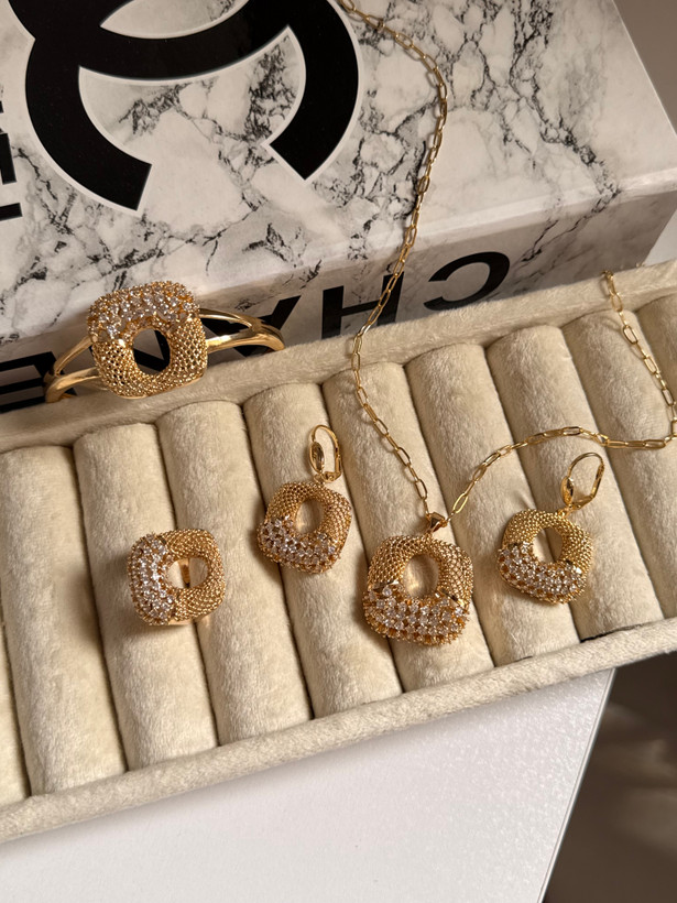 سرویس زنانه مربع طرح طلا (گردنبند، گوشواره، دستبند وانگشتر) کد ۰۲۳۰