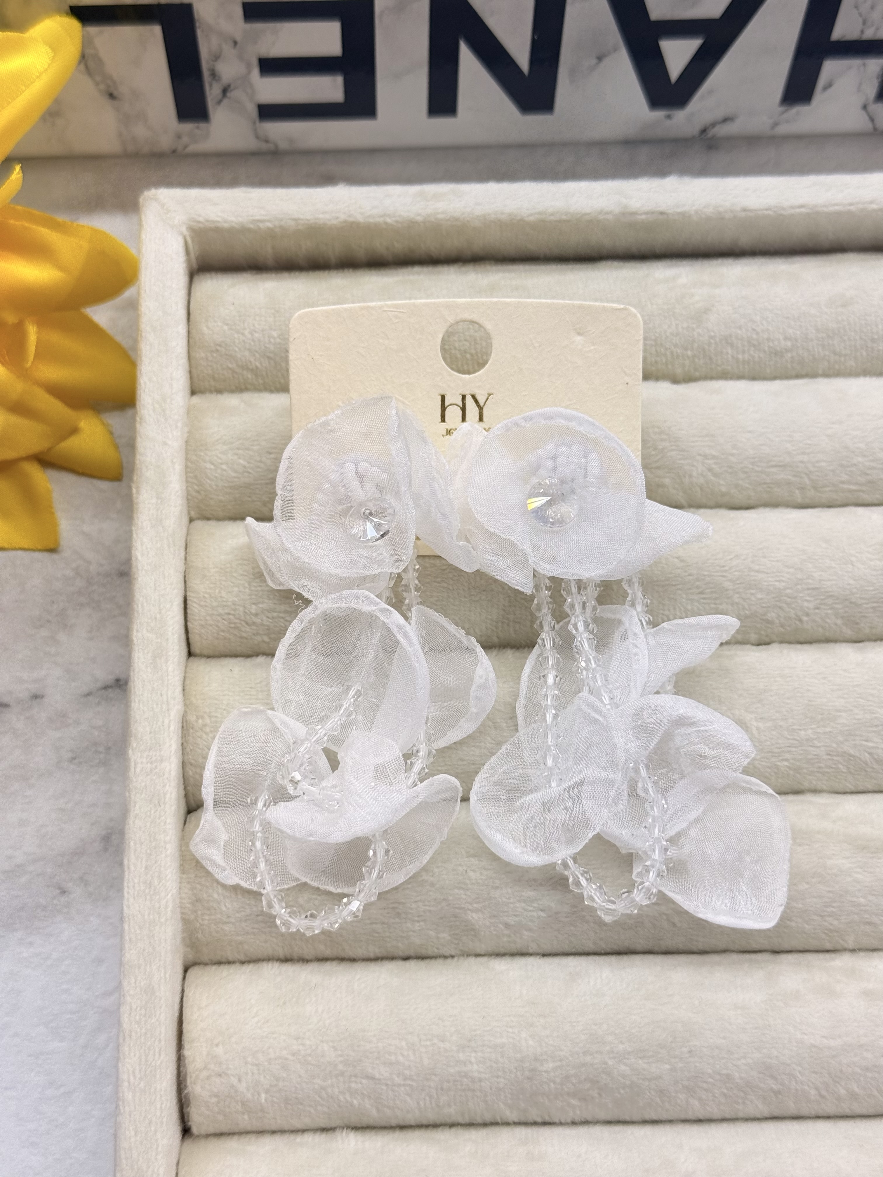 گوشواره گل پارچه ای با کریستال رنگ سفید