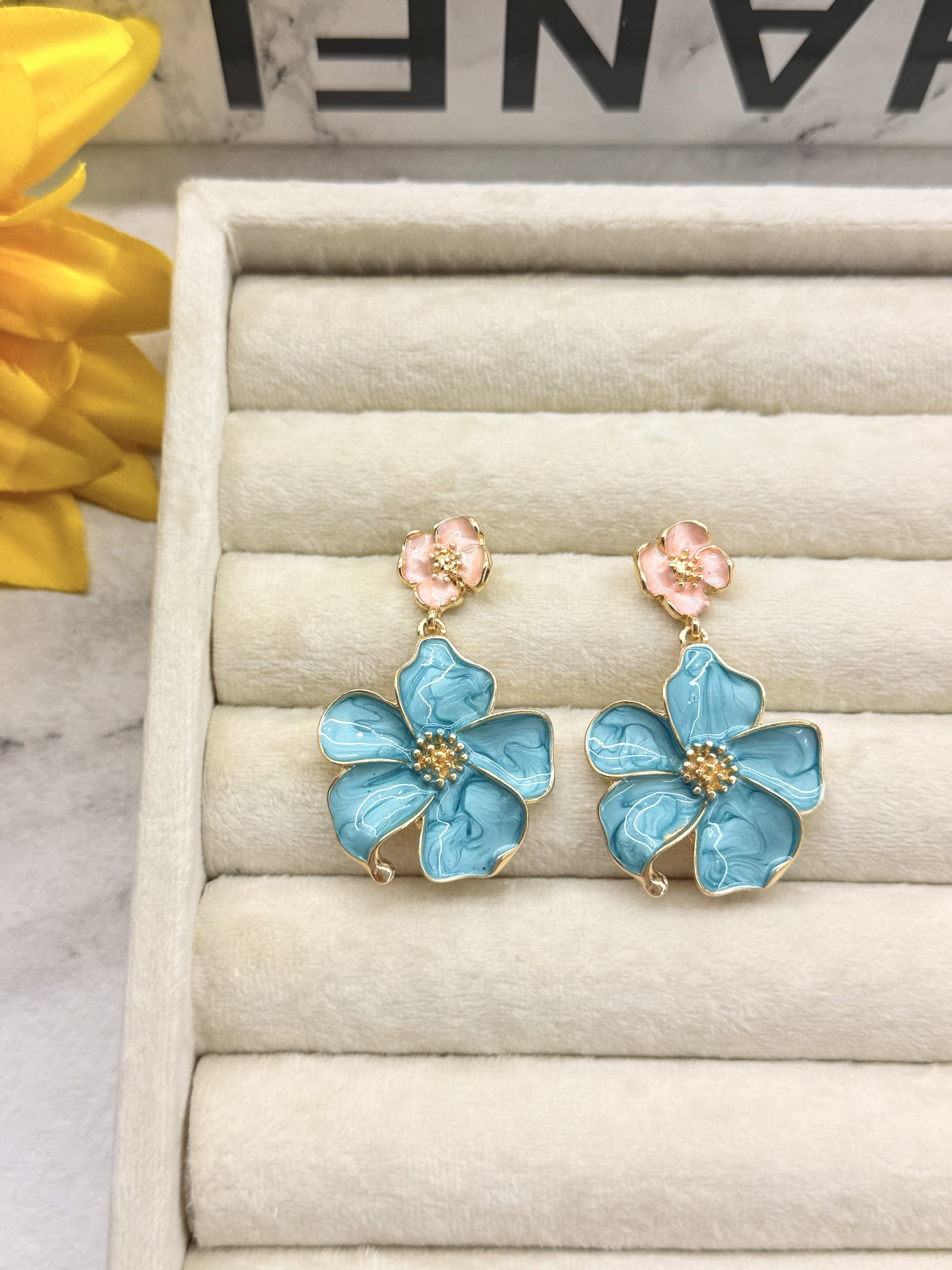 گوشواره میناکاری گل برجسته آبی کمرنگ