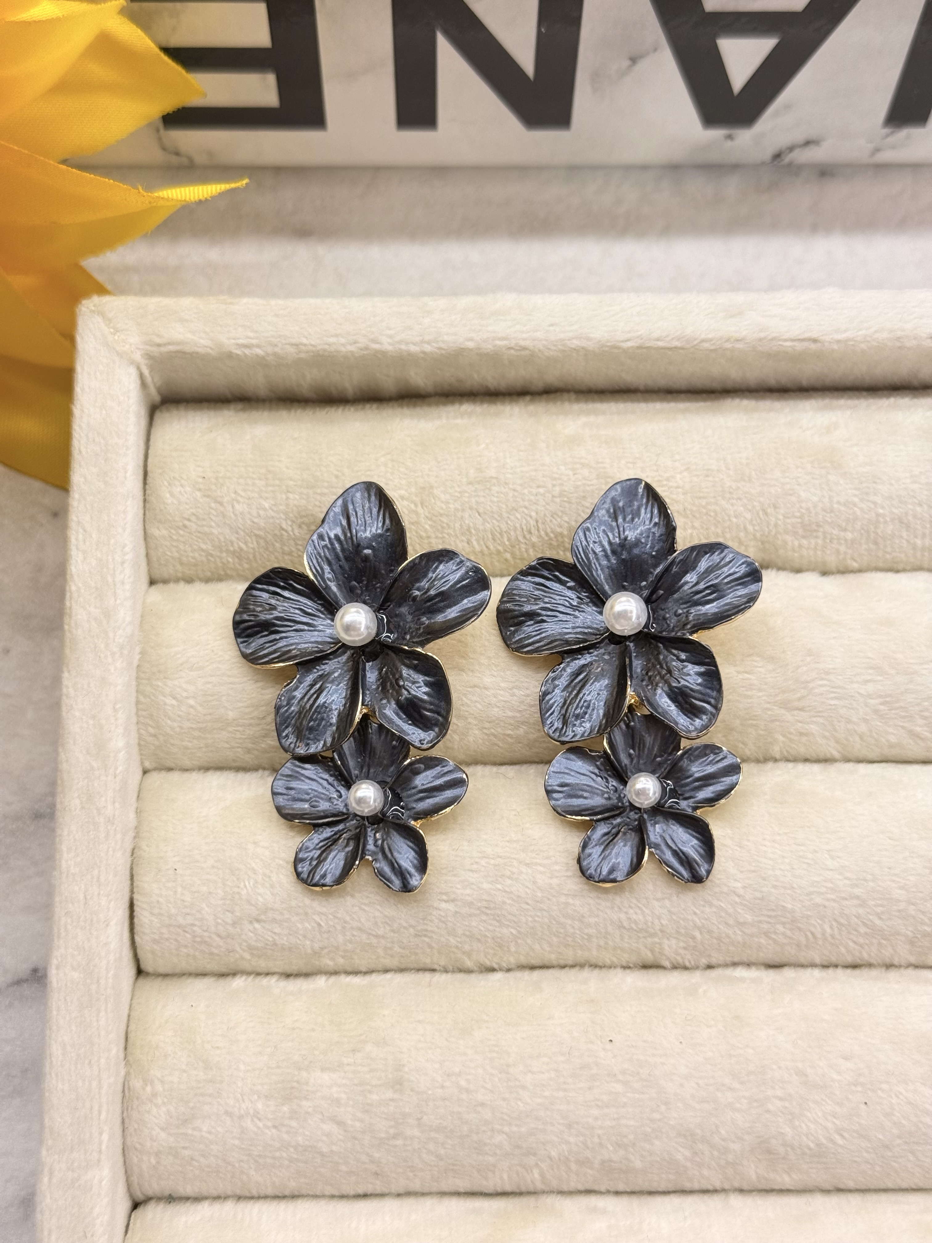 گوشواره میناکاری گل مشکی طرح بهار و تابستان