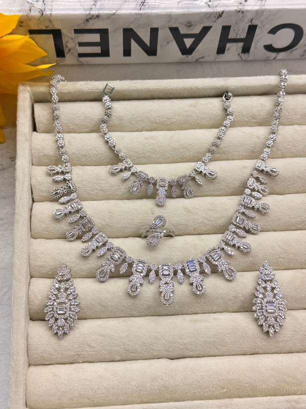 سرویس جواهری عروس طرح طلا (گردنبند، گوشواره، دستبند وانگشتر) مخراج کاری شده